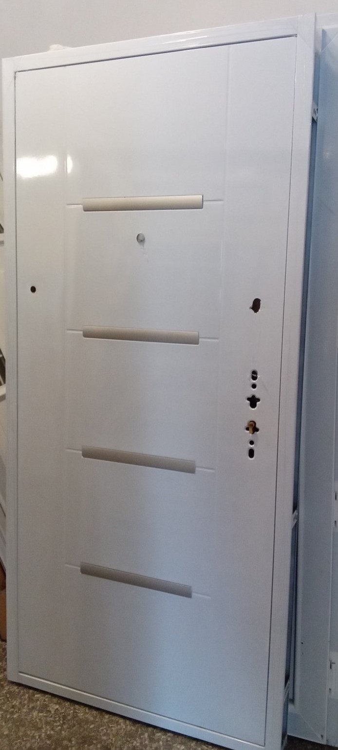 Fehér, dekorcsíkos kültéri acél biztonsági bejárati ajtó 96X205 - Ajtó